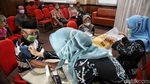 Potret Calon Jemaah Haji Terima Vaksin Polio-Meningitis
