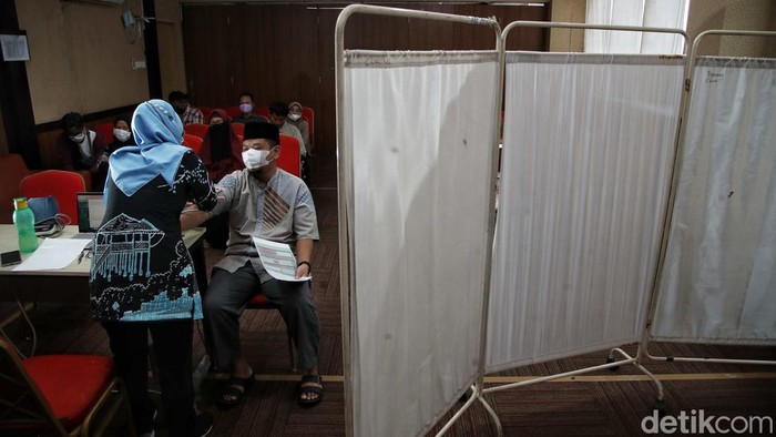 Sejumlah calon jamaah haji menerima vaksin polio dan meningitis di Puskesmas Cilincing, Jakarta Utara. Vaksin itu wajib diberikan sebelum jemaah berangkat ke tanah suci.