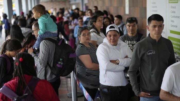 A health worker prepares a yellow fever vaccine to inoculate travelers at the bus terminal in Bogota, Colombia, Wednesday, April 16, 2025. (AP Photo/Fernando Vergara)