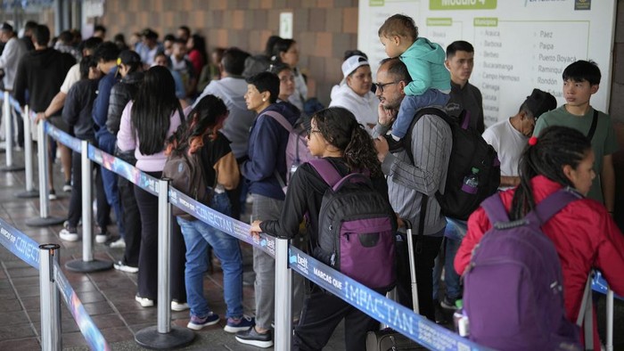 Cegah Demam Kuning, Wisatawan di Kolombia Suntik Vaksin A health worker prepares a yellow fever vaccine to inoculate travelers at the bus terminal in Bogota, Colombia, Wednesday, April 16, 2025. (AP Photo/Fernando Vergara)