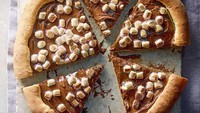 Jika biasanya pizza lebih identik dengan topping yang gurih, ada juga pizza dengan rasa manis. Di bagian atasnya tak menggunakan saus tomat atau keju, melainkan olesan cokelat. Foto: Istimewa