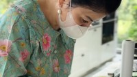 Momen baking Desiree juga sering dibagikan. Salah satunya ketika membuat lapis legit. Menurutnya, pembuatan lapis legit itu harus sabar. Foto: Instagram @desireetarigan