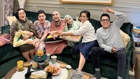 Momen kumpul bersama para sahabat juga dilakukan Desiree di rumah Mama Rieta. Mereka mengobrol sambil menikmati camilan di ruang tamu. Foto: Instagram @desireetarigan