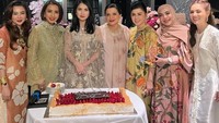 Selain mempromosikan Mamitoko, Desiree juga kerap membagikan momen serunya bersama teman-teman. Salah satunya ketika merayakan ulang tahun ketika sahabatnya dengan cheesecake stroberi nikmat. Foto: Instagram @desireetarigan