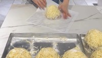 Produk andalan baru dari Mamitoko adalah cheese bread yang nikmat. Rotinya diberikan isian krim dengan topping keju parut yang melimpah. Foto: Instagram @desireetarigan