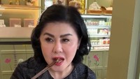 Salah satu hidangan utama yang ditawarkan oleh Mamitoko adalah kwetiau goreng Medan. Desiree mempromosikannya dalam sebuah video dirinya sedang menikmati kwetiau goreng yang terdapat topping udang. Foto: Instagram @desireetarigan