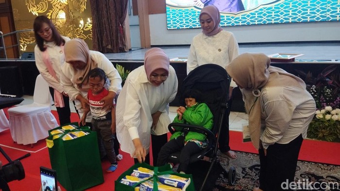 Dharma Wanita Persatuan Kementerian Sosial (DWP Kemensos) melaksanakan sarasehan bersama penyandang disabilitas langka dan pendamping yang tergabung ke dalam Indonesia Rare Disorder (IRD). (Fawdi/detikcom).