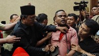 Pihak PDIP yang memenuhi ruang sidang menuding ada penyusup di sidang Hasto Kristiyanto di Pengadilan Tipikor Jakarta, Kamis (17/4/2025).
