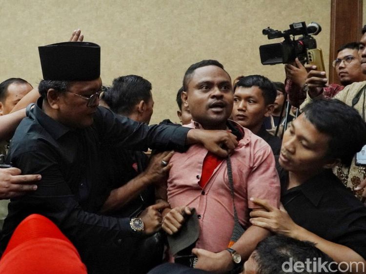 Dianggap Penyusup, Pria Ini Diusir dari Sidang Hasto