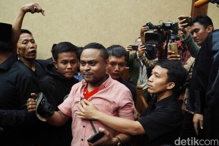 Seorang pria berkaos merah bertuliskan #SaveKPKAdiliHasto diusir dari ruangan sidang dengan terdakwa Hasto Kristiyanto di Pengadilan Tipikor Jakarta Pusat, Kamis (17/5/2025). Peristiwa tersebut terjadi sebelum proses persidangan berlangsung atau sedang menunggu kehadiran hakim. Pihak yang mengusir menuding pria tersebut sebagai penyusup.