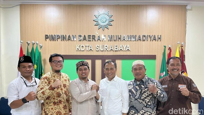 Dirintelkam Polda Jatim Kombes Nanang Juni Mawanto bersama Bendahara PD Muhammadiyah Surabaya Musa Abdullah.