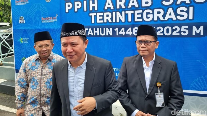 Dirjen Penyelenggaraan Haji dan Umrah Kemenag Hilman Latief (Tengah). (Haris Fadhil/detikcom)
