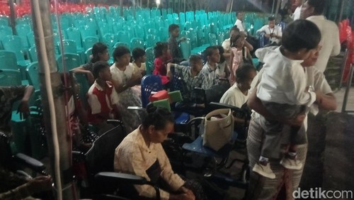 Disabilitas saat mengikuti perayaan Kamis Putih di Gereja Katedral Larantuka, Kamis (17/4/2025).