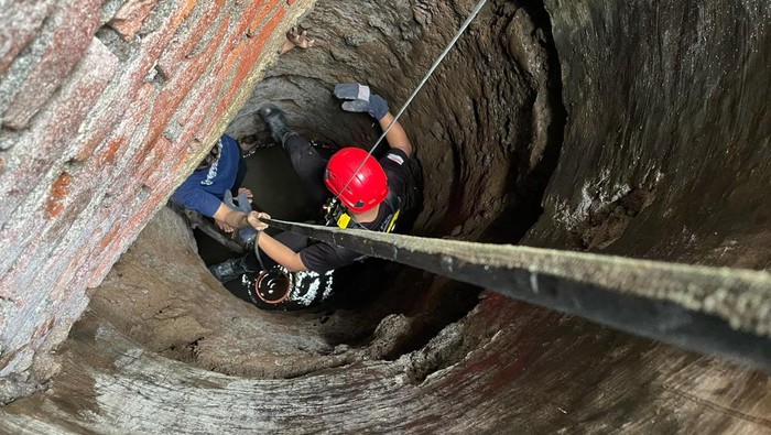Tim Damkar Banyumas mengevakuasi pria ODGJ yang nyemplung sumur di Desa Kedungmalang, Kecamatan Sumbang, Kamis (17/4/2025).