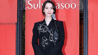 7 Gaya Anggun nan Elegan Im Yoona, Pakai Setelan Blazer Hitam Berhias Kristal
