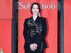 7 Gaya Anggun nan Elegan Im Yoona, Pakai Setelan Blazer Hitam Berhias Kristal