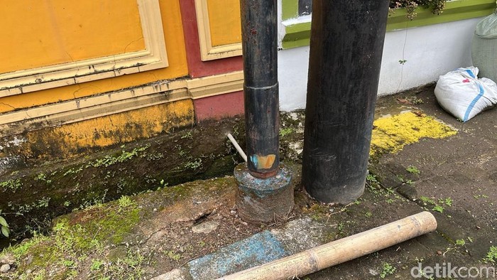 Geger asap keluar dari tanah di Borong, Makassar.