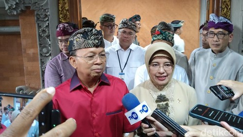 Gubernur Bali Wayan Koster dan Kepala BPS Amalia Adininggar Widyasanti saat diwawancarai, Kamis (17/4/2025).