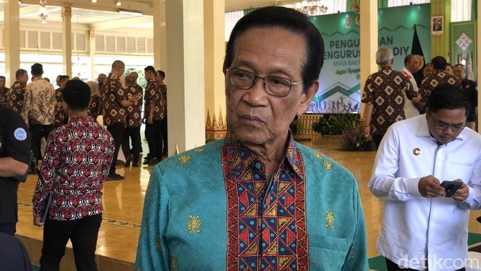 Gubernur DIY Sri Sultan Hamengku Buwono X di Kompleks Kepatihan, Kamis (17/4/2025).