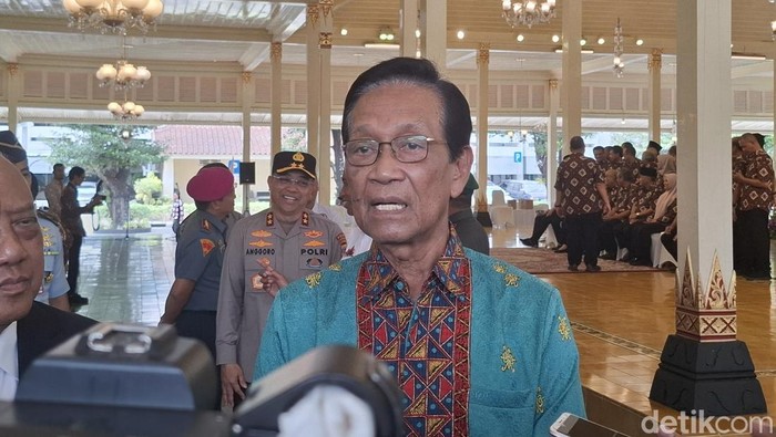 Gubernur DIY Sri Sultan Hamengku Buwono X di Bangsal Kepatihan Jogja, Kamis (17/4/2024).