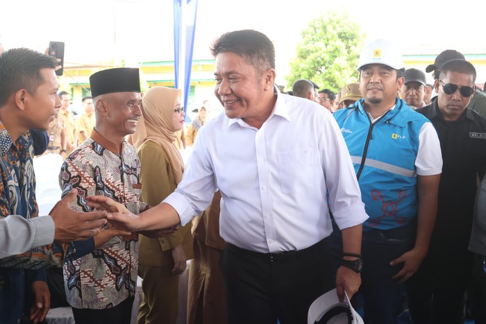 Gubernur Sumsel Resmi Alihkan Jaringan Listrik 5 Desa di Muba ke PLN