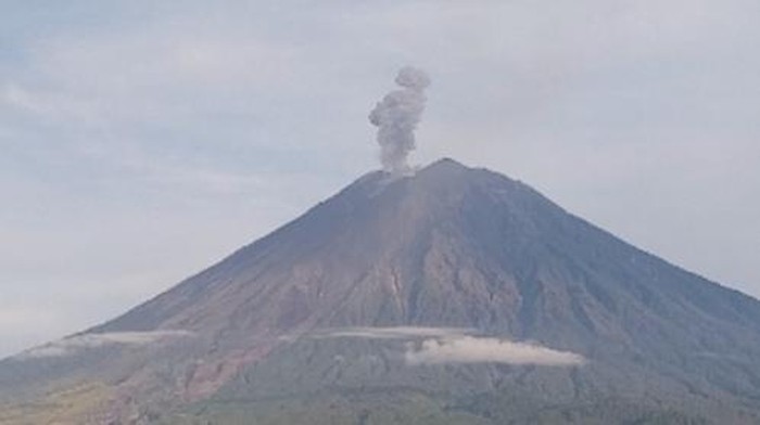 Gunung Semeru erupsi