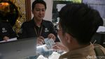 Potret Warga Rela Antre Beli Emas Saat Harga Terus Melonjak