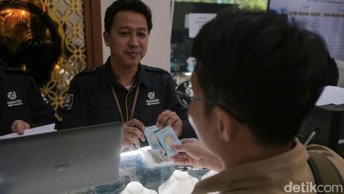 Harga Emas Naik, Antrean Terlihat di Galeri 24 Harga emas kembali naik tinggi memecahkan rekor tertinggi. Tidak hanya emas keluaran Antam, warga juga berburu emas di Galeri 24.