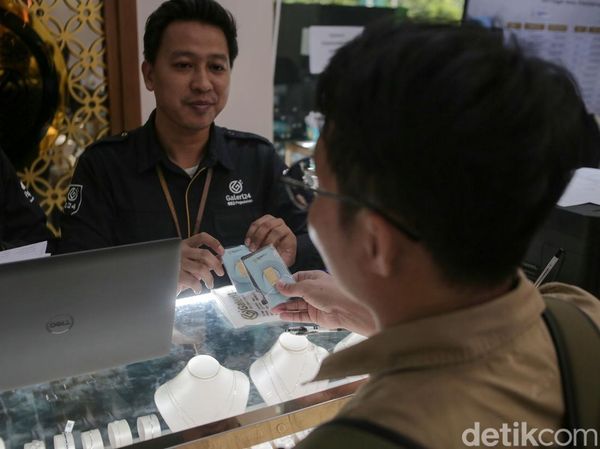Potret Warga Rela Antre Beli Emas Saat Harga Terus Melonjak