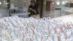 Potret Warga Rela Antre Beli Emas Saat Harga Terus Melonjak
