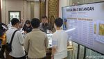 Potret Warga Rela Antre Beli Emas Saat Harga Terus Melonjak