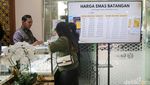 Potret Warga Rela Antre Beli Emas Saat Harga Terus Melonjak