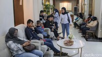 Tampak antrean warga yang akan membeli emas di Galeri 24 Jakarta.
