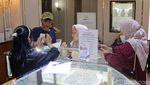 Potret Warga Rela Antre Beli Emas Saat Harga Terus Melonjak