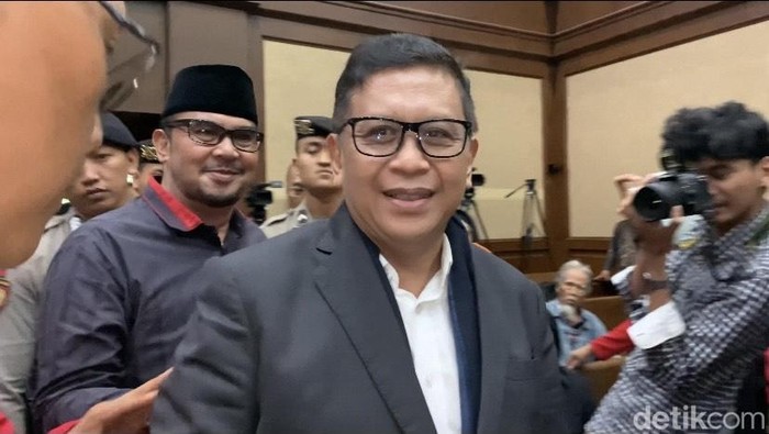 Hasto Kristiyanto melempar tawa usai sidang. (Mulia Budi/detikcom)