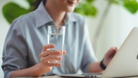 Minum air putih juga bagus sebelum kamu melakukan kegiatan yang butuh fokus tingkat tinggi. Hal ini terkait kondisi otak yang hampir 3/4 bagiannya berupa cairan. Foto: Getty Images/Jajah-sireenut