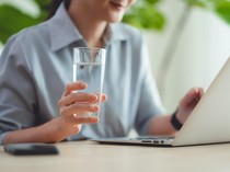 10 Manfaat Menakjubkan Minum Air Hangat yang Terbukti Secara Ilmiah