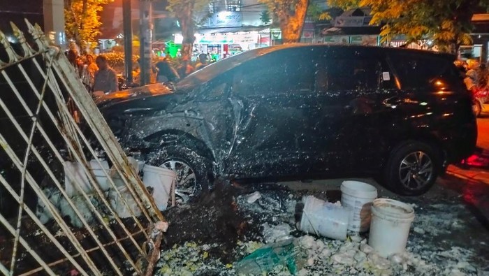 Innova hantam toko dan tabrak mobil-motor di Demangan, Jogja, Kamis (17/4/2024).