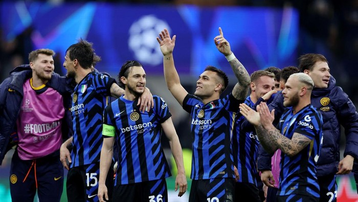 Soccer Football - Champions League - Quarter Final - Second Leg - Inter Milan v Bayern Munich - San Siro, Milan, Italy - April 16, 2025 Inter Milans Francesco Acerbi, Matteo Darmian, Lautaro Martinez and Federico Dimarco celebrate after the match REUTERS/Claudia Greco
