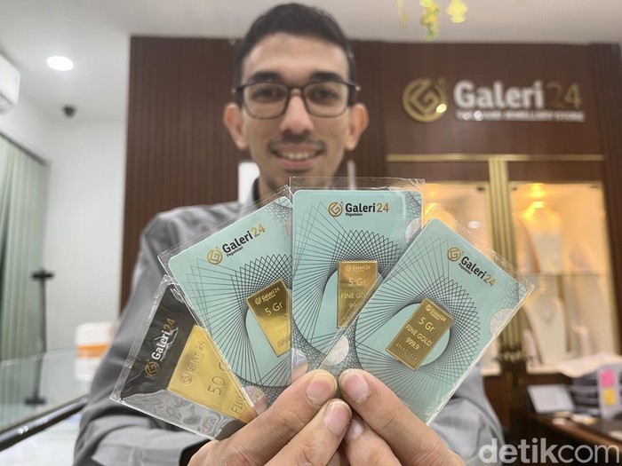 Petugas saat menunjukkan variasi emas batangan cetakan Galeri 24