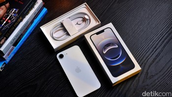 iPhone 16e dikemas dalam kotak minimalis. Apple memberikan kabel USB-C to USB-C serta kertas petunjuk penggunaan.  Foto: Adi Fida Rahman/detikINET