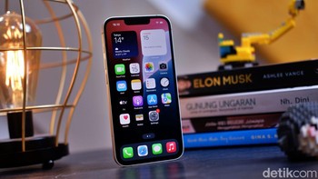 Salah satu daya tarik utama iPhone 16e adalah penggunaan chip A18 Bionic, prosesor canggih yang sama yang ditemukan pada iPhone 16 dan iPhone 16 Plus. Dengan teknologi fabrikasi 3nm memungkinkan lebih banyak transistor dalam ruang yang lebih kecil, menghasilkan peningkatan performa dan efisiensi energi dibandingkan chip pendahulunya, A16 Bionic dan A17 Pro  Foto: Adi Fida Rahman/detikINET