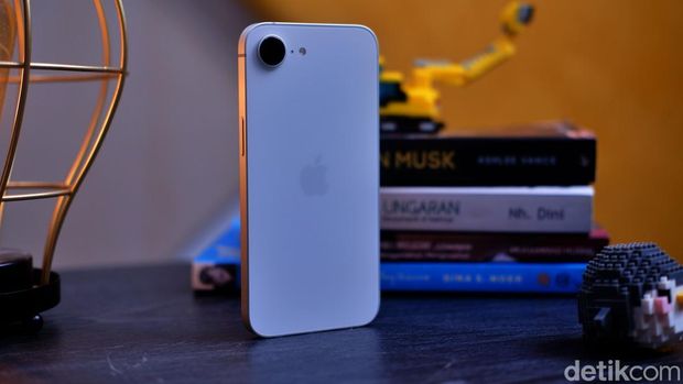 iPhone 16e