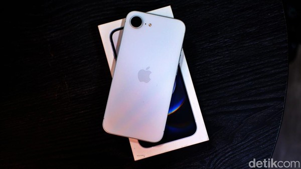 Unboxing iPhone 16e, HP Apple Paling Terjangkau Punya Chip Gahar