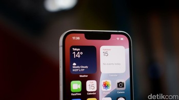Desain notch kembali hadir pada model ini, serupa dengan iPhone 13 dan 14 non-Pro, yang memberikan kesan sederhana namun tetap modern Foto: Adi Fida Rahman/detikINET
