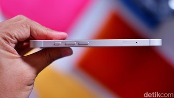 iPhone 16e memiliki dimensi 146.7 x 71.5 x 7.8 mm (tinggi x lebar x tebal). Ukuran ini hampir identik dengan iPhone 14 dan iPhone 13, terasa nyaman di tangan. Foto: Adi Fida Rahman/detikINET