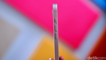 iPhone 16e menghadirkan Tombol Aksi yang menggantikan sakelar Ring/Silent. Tombol ini, terletak di sisi kiri, dapat diprogram untuk berbagai fungsi, menjadikan penggunaan ponsel lebih intuitif. Foto: Adi Fida Rahman/detikINET