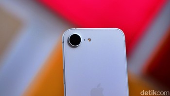 Meski hanya memiliki satu kamera, iPhone 16e menawarkan fleksibilitas melalui sistem 2-in-1, yang memungkinkan kamera utama berfungsi sebagai lensa telefoto dengan resolusi 12 MP, lensa 52 mm, dan dukungan zoom optik 2x serta zoom digital hingga 10x. Fitur ini memastikan pengguna tetap bisa mengambil foto dengan sudut pandang berbeda tanpa memerlukan lensa tambahan. Kamera ini juga mendukung perekaman video Dolby Vision 4K hingga 60 fps, serta fitur seperti Photonic Engine dan HDR untuk hasil gambar yang kaya warna dan detail. Foto: Adi Fida Rahman/detikINET