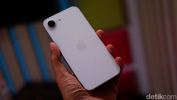 iPhone 16e
