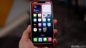 iPhone 16e putih mengusung layar Super Retina XDR berukuran 6,1 inci dengan teknologi OLED. Layar ini dirancang tanpa bezel yang tebal, memberikan pengalaman visual yang imersif, baik saat menonton video HDR, bermain game, atau sekadar membaca teks. Foto: Adi Fida Rahman/detikINET